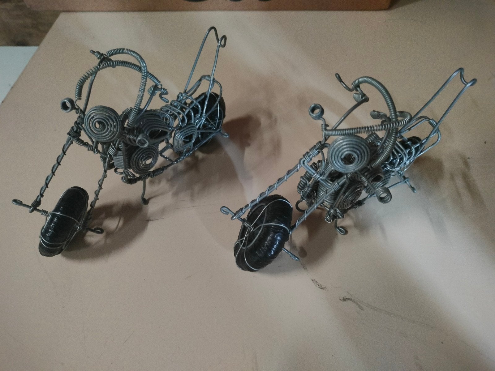 2 ijzeren motor beeldjes handgemaakt, Verzamelen, Beelden en Beeldjes, Ophalen of Verzenden, Zo goed als nieuw, Overige typen