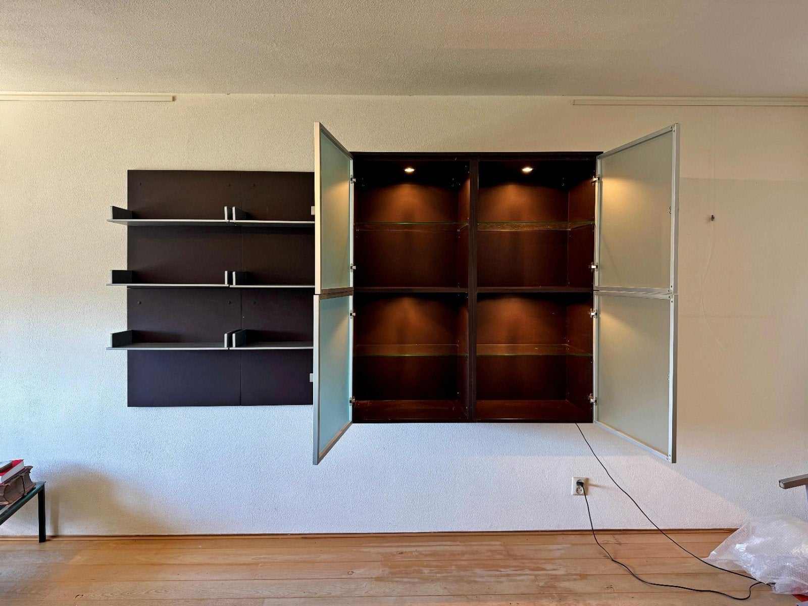 Wandmeubel met spotjes, glasplaten en planken, Ophalen, 100 tot 150 cm, 200 cm of meer, Glas