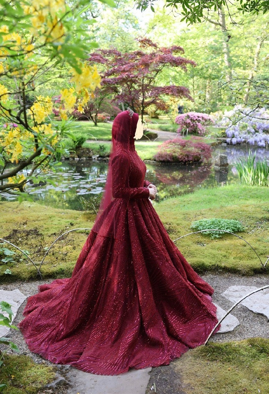 Bordeauxrode hennajurk met glitters, sluier en kroon (34/36), Ophalen of Verzenden, Gedragen, Rood, Trouwjurk