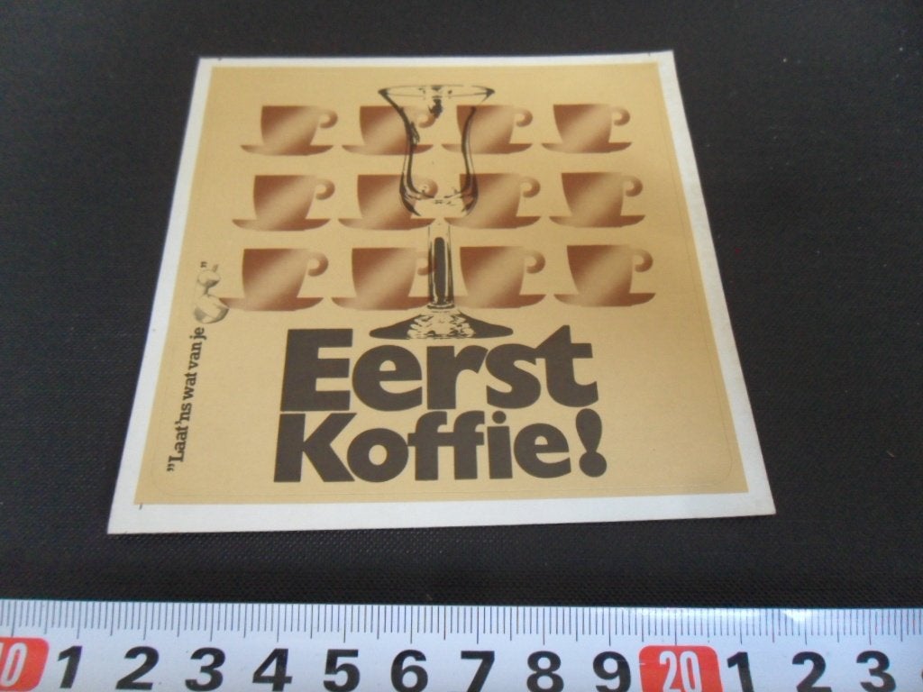 sticker Laat 'ns wat van je horen  EERST KOFFIE !, Verzamelen, Ophalen of Verzenden, Zo goed als nieuw
