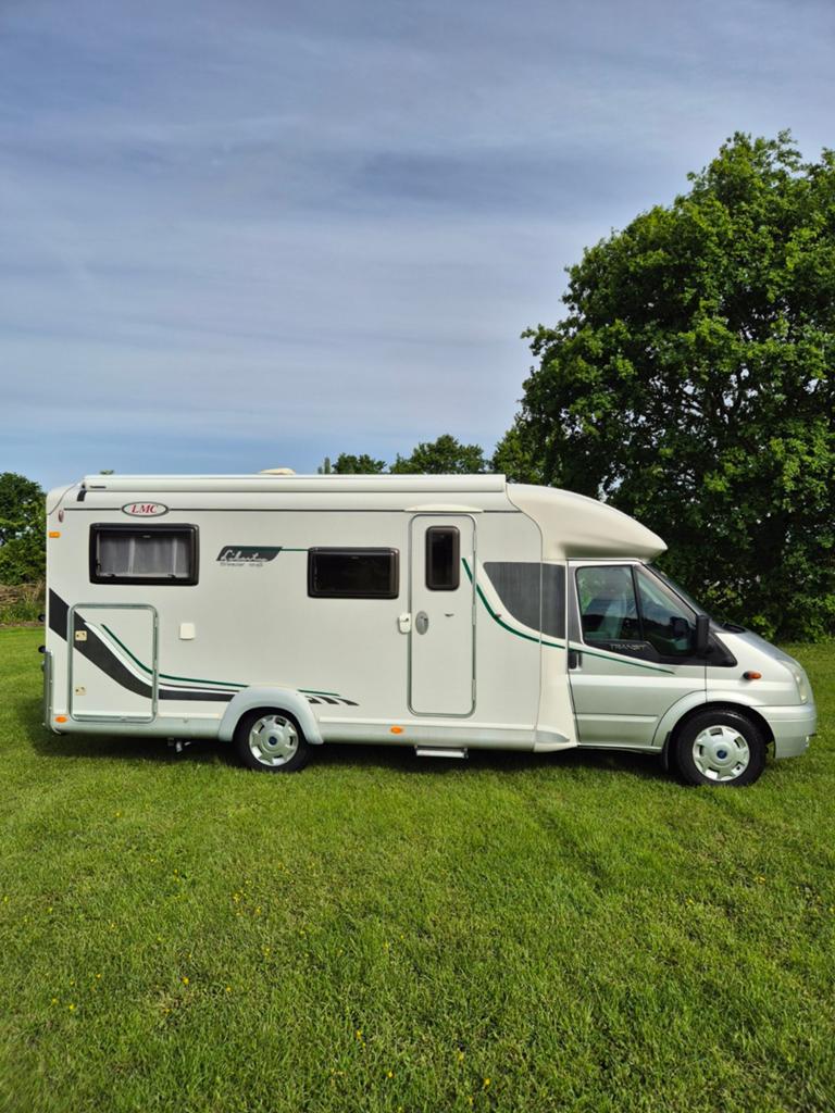 Lmc️♥️lengtebedden️✅️airco🥶camera🎥offgrid️☀️lpg systeem✔️, Caravans en Kamperen, Campers, Ringverwarming, Koelkast, 6 tot 7 meter