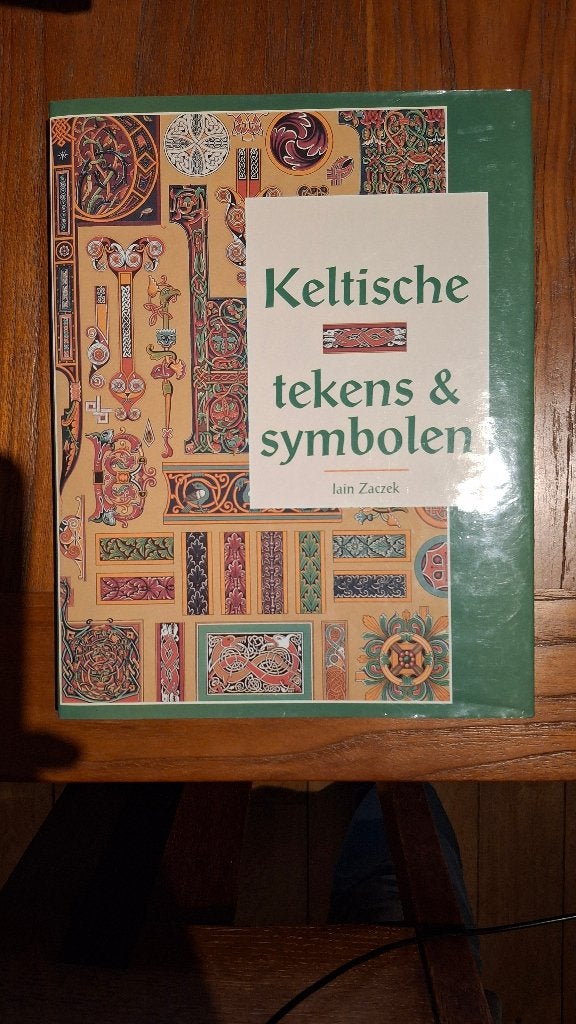 boek met Keltische tekens en symbolen, Ophalen of Verzenden, Zo goed als nieuw, Tekenen en Schilderen