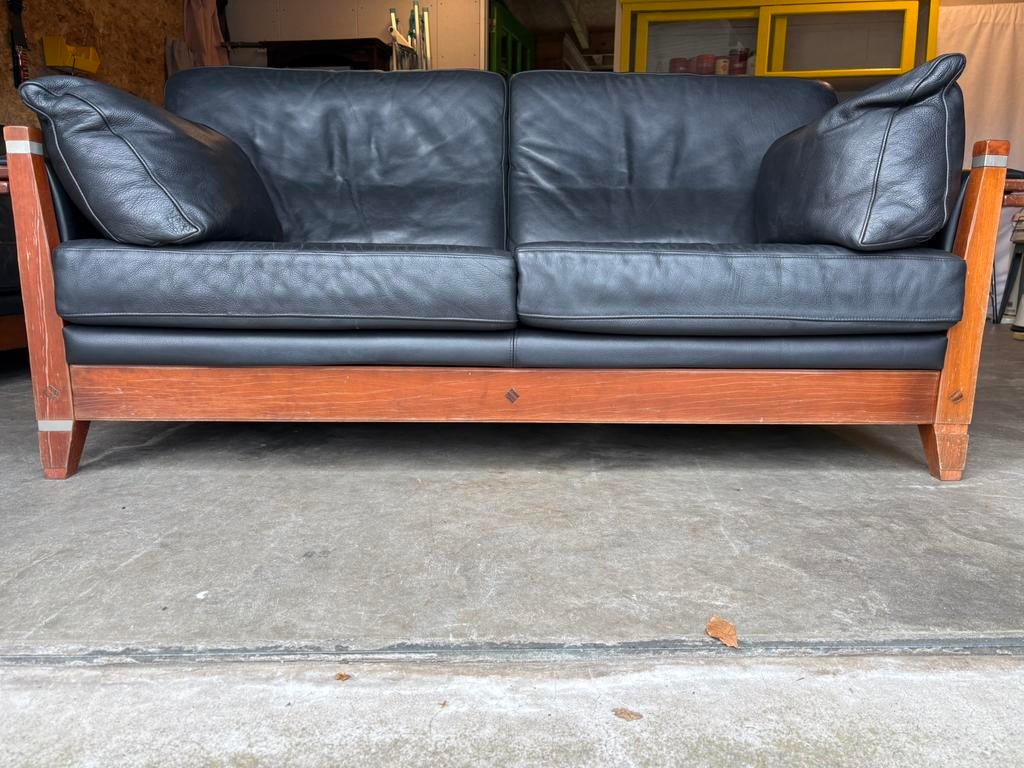 Twee tweepersoons zwart leren kwaliteits banken., Huis en Inrichting, Ophalen, Tweepersoons, 75 tot 100 cm, Zo goed als nieuw