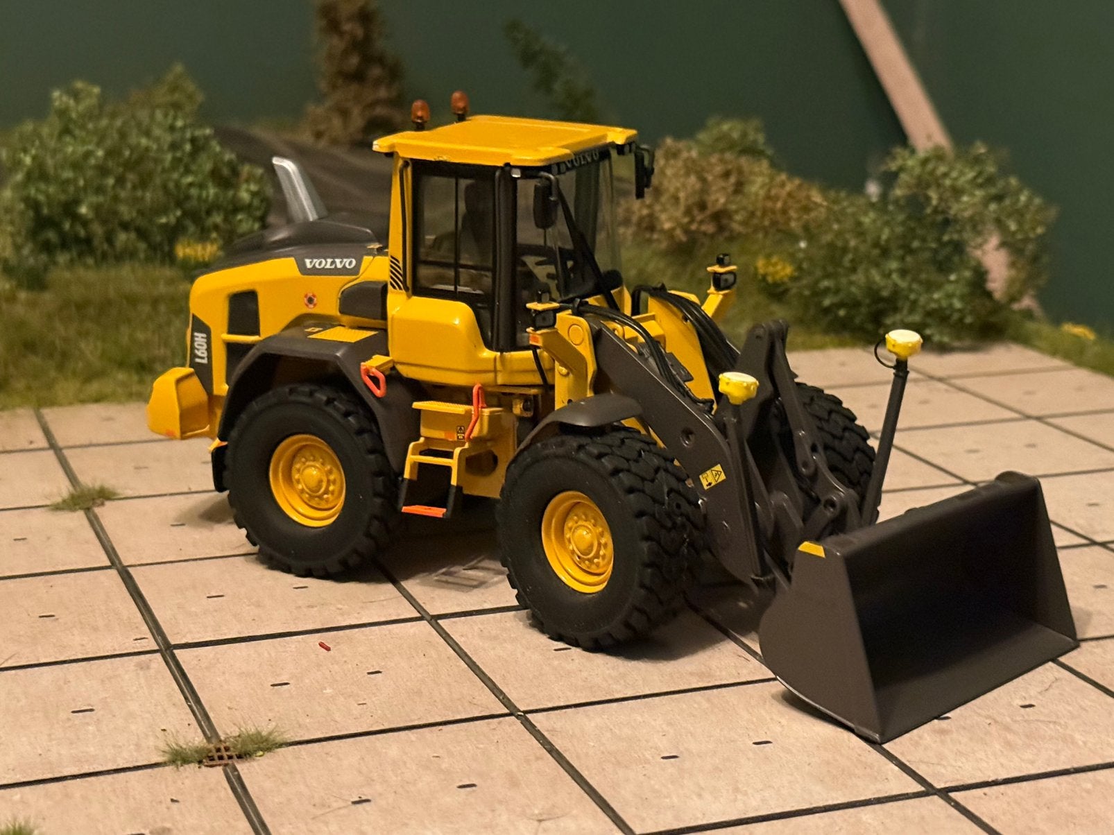 Volvo L60 verbouwd 1:32, Ophalen of Verzenden, Zo goed als nieuw, Auto, Overige merken