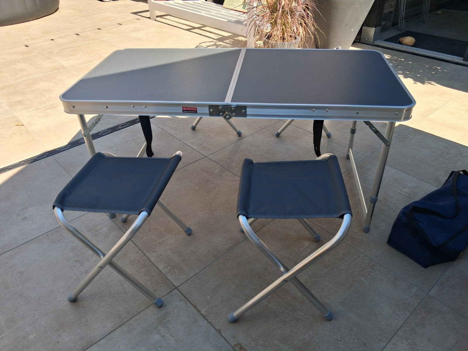 Inklapbare campingmeubelset met tafel en 4 krukjes, Ophalen of Verzenden, Gebruikt, Campingtafel
