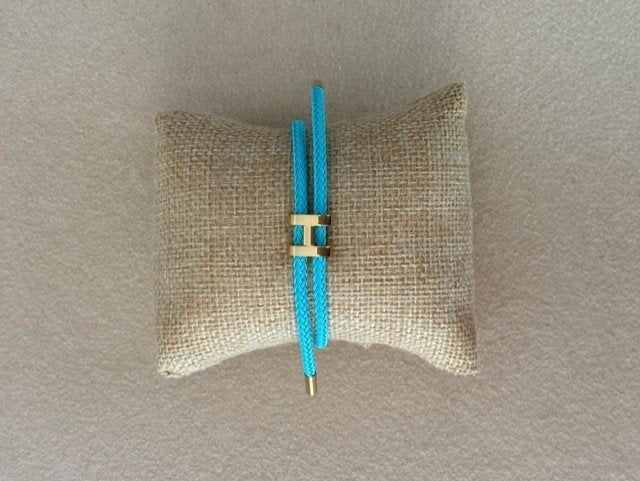 Turquoise blauwe koord armband met gouden H bedel verguld, Staal, Blauw, Nieuw, Ophalen of Verzenden