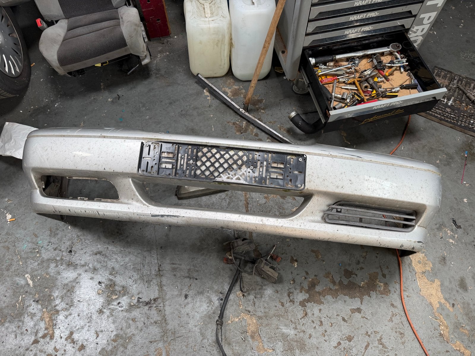 Volvo V70 voorbumper grijs - redelijk goede staat, Auto-onderdelen, Carrosserie en Plaatwerk, Ophalen, Gebruikt, Voor, Volvo