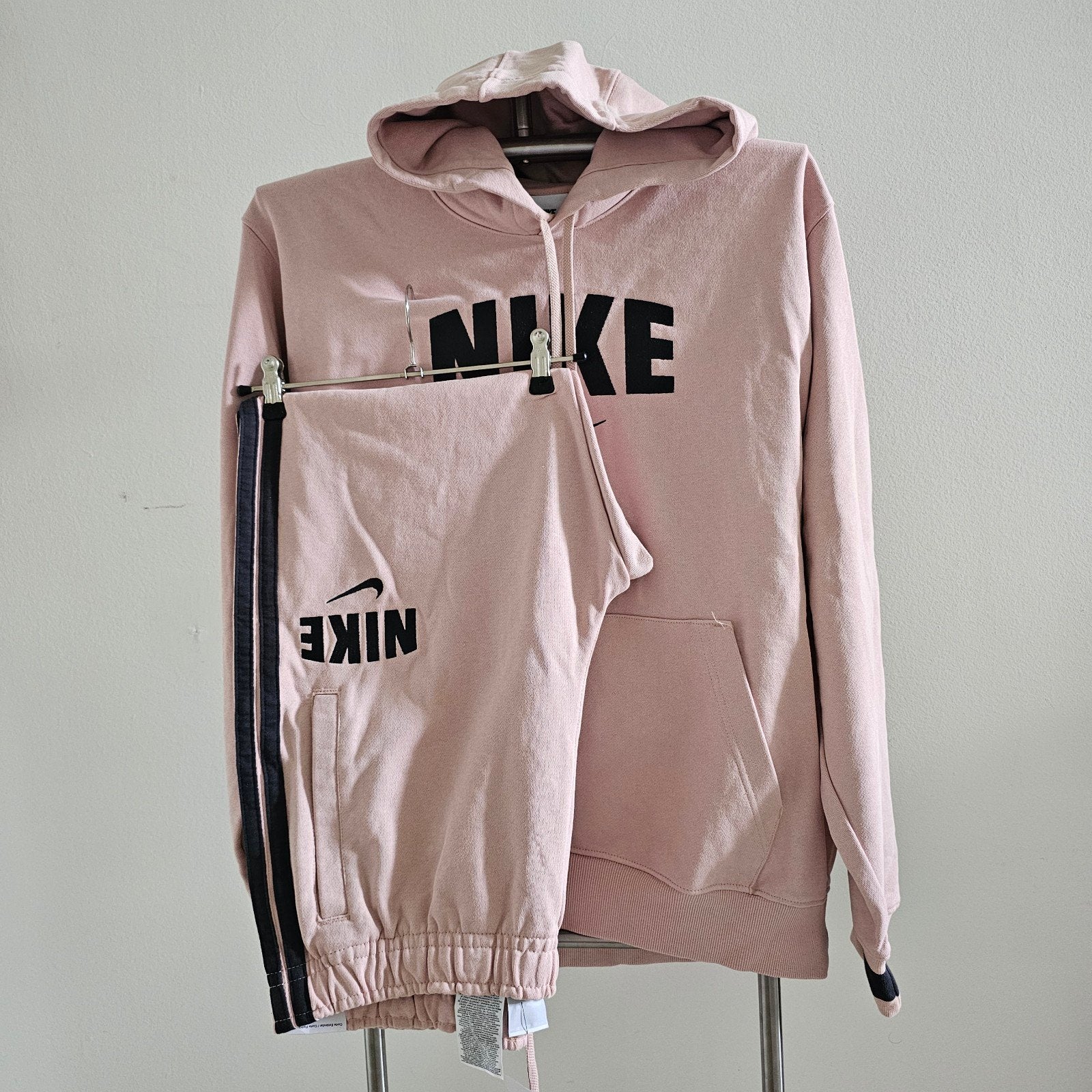 Nike Sportswear Retro Drifit Pink Hoodie and trousers size X, Ophalen of Verzenden, Nieuw, Roze