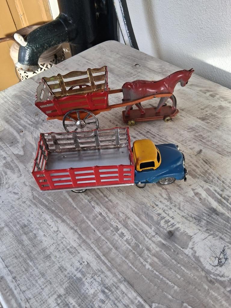 Modelauto en paard met kar, Ophalen