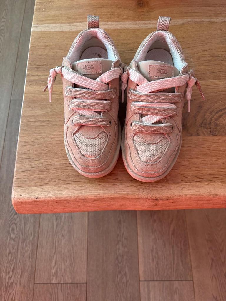 Uggs sneakers - Zo goed als nieuw, Ophalen of Verzenden, Zo goed als nieuw, Beige, Sneakers of Gympen