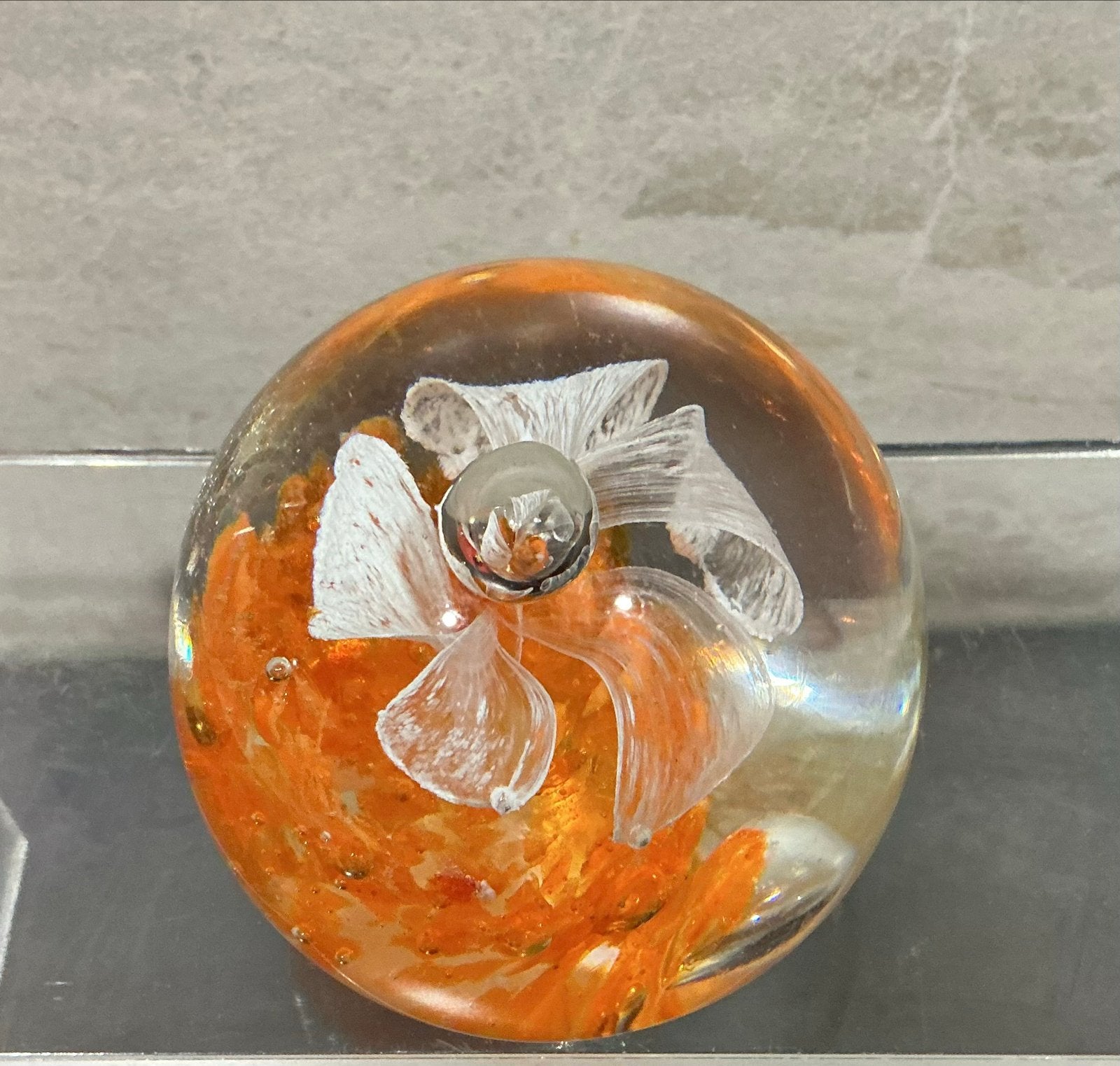 Glazen presse-papier met oranje en witte bloem, Verzenden, Zo goed als nieuw, Glas, Oranje