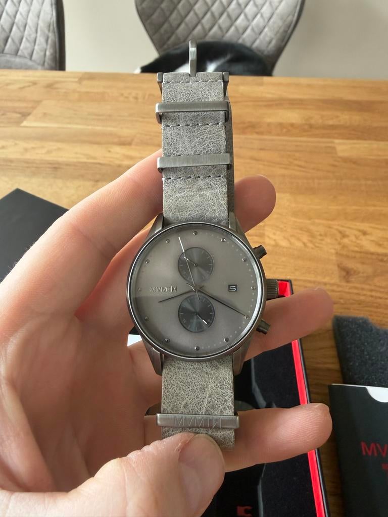 MVMT Voyager Grijs Herenhorloge - Zo goed als nieuw, Sieraden, Tassen en Uiterlijk, Horloges | Heren, Overige merken, Leer, Staal