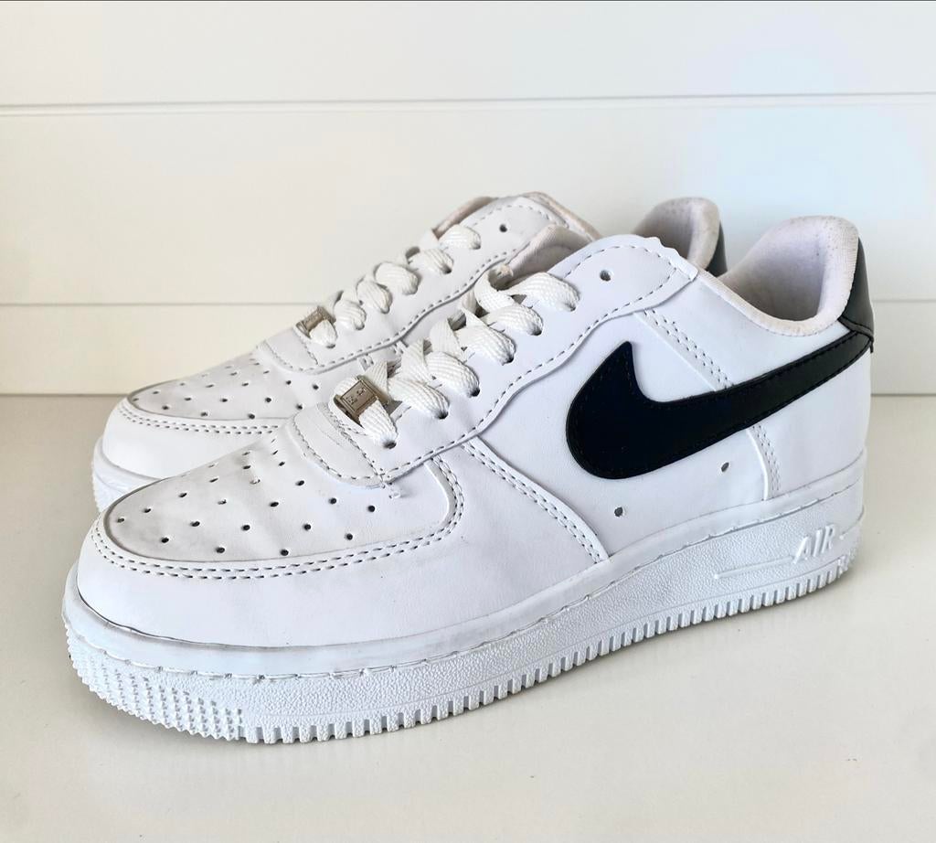 Nike Air Force 1 sneakers wit met zwarte swoosh maat 39, Kleding | Dames, Wit, Ophalen of Verzenden, Sneakers of Gympen, Zo goed als nieuw