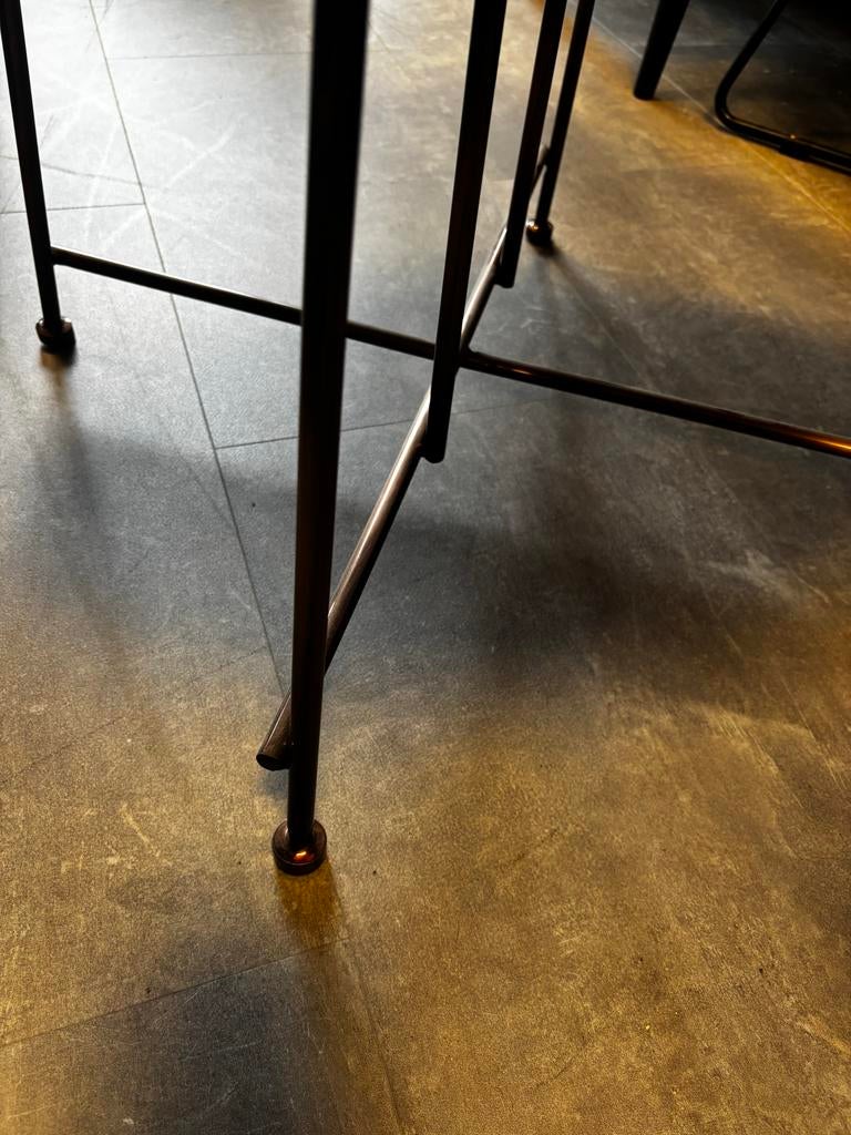 Ronde salontafel met wit marmeren blad en bronzen poten, Huis en Inrichting, Tafels | Bijzettafels, Overige materialen, Gebruikt