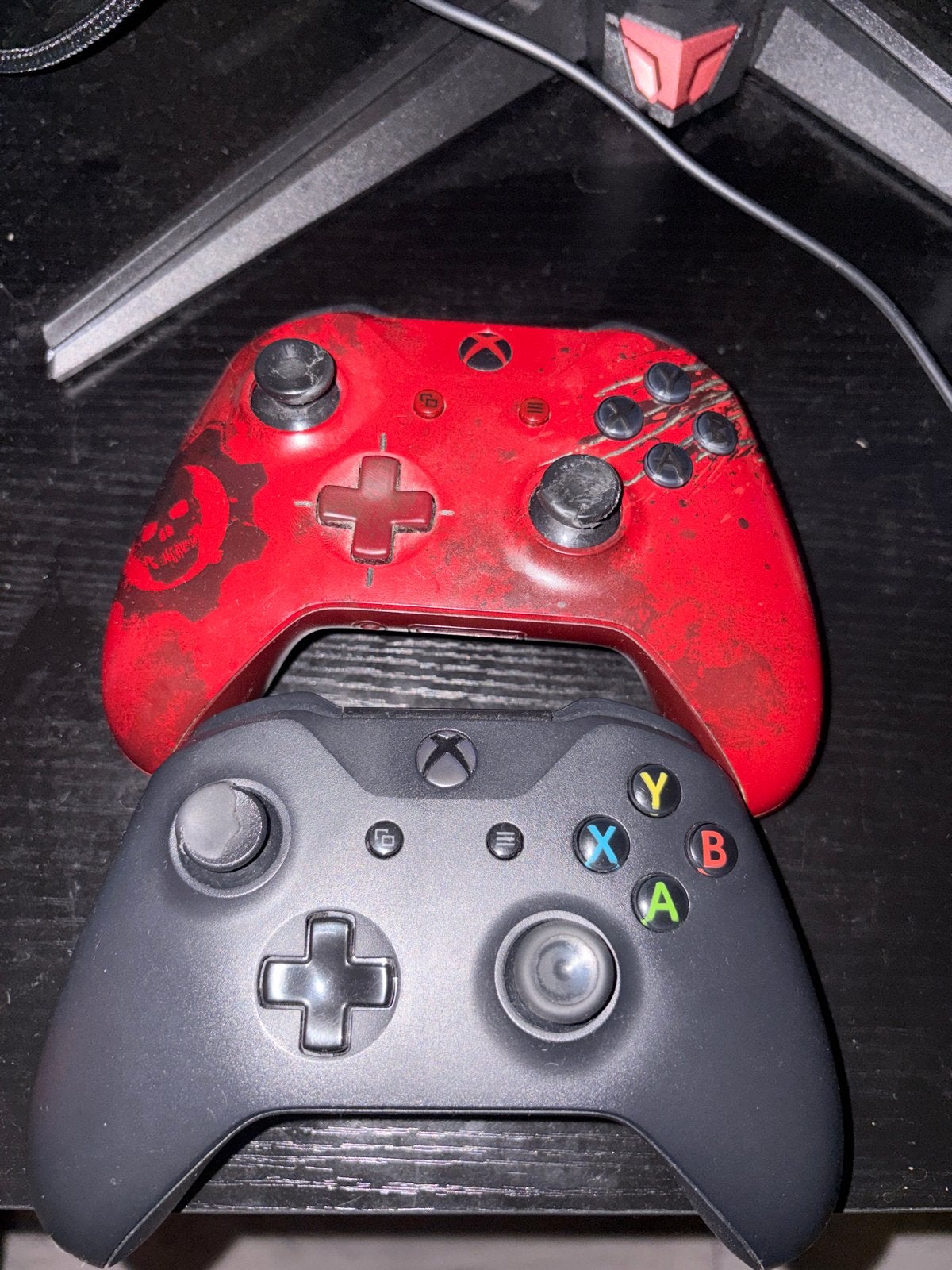 2 Xbox controllers (rood en zwart), rode mist accuklepje, Ophalen of Verzenden, Gebruikt, Controller, Xbox One