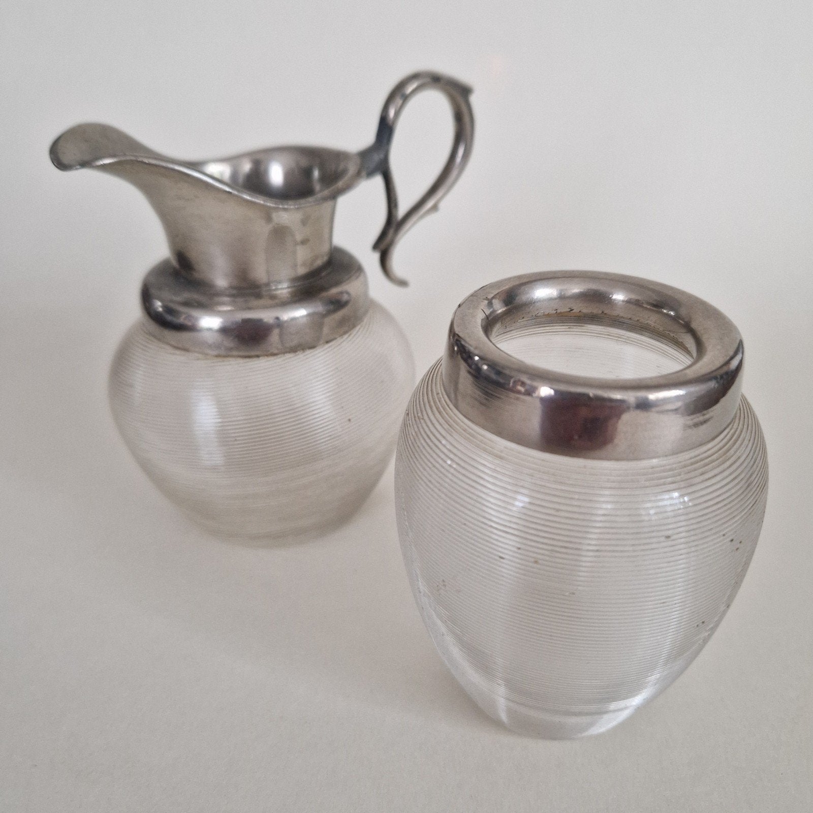 Vintage glazen melkkan en suikerpot met zilverkleurige ra, Antiek en Kunst, Ophalen of Verzenden