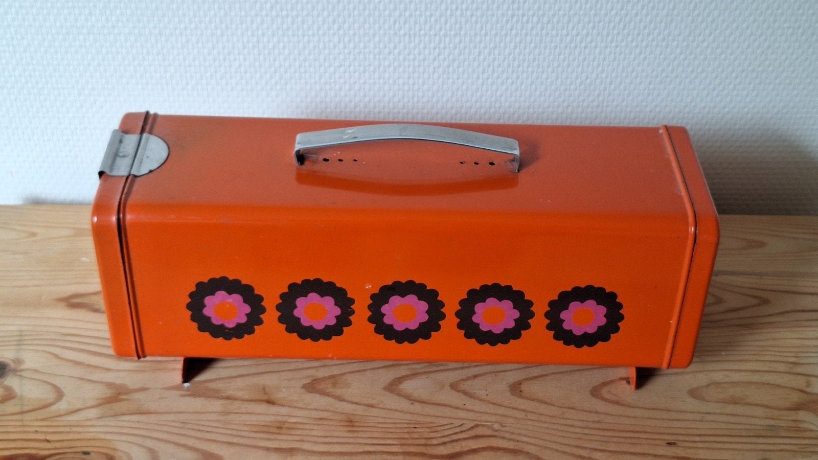 Vintage Oranje Broodtrommel met Retro Bloemenpatroon, Antiek en Kunst, Antiek | Keukenbenodigdheden, Ophalen of Verzenden