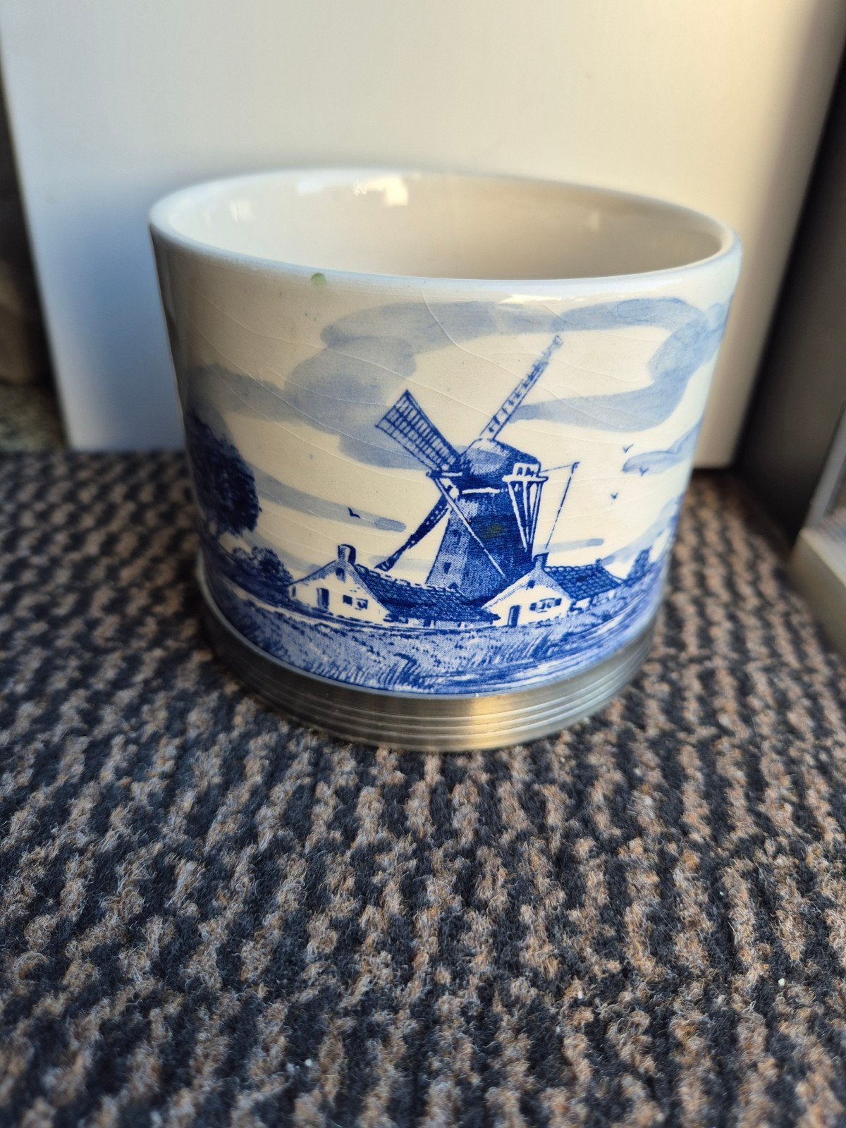 Handgeschilderde Delfts blauwe pot met molen en bloemen, Antiek en Kunst, Antiek | Keramiek en Aardewerk, Ophalen of Verzenden