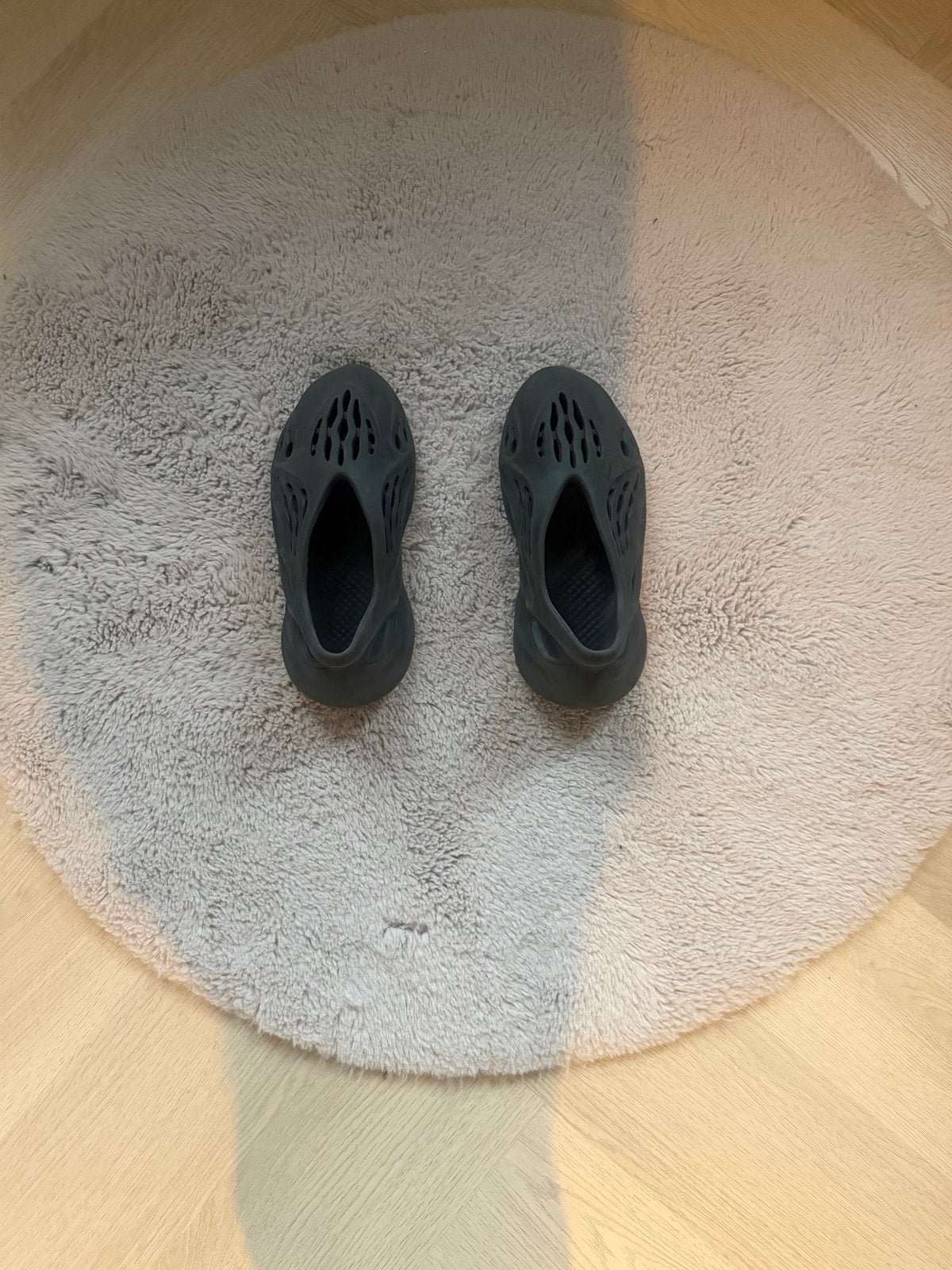 Yeezy Foam Runner Onyx - Maat 41/42, Ophalen, Zo goed als nieuw, Zwart, Slippers