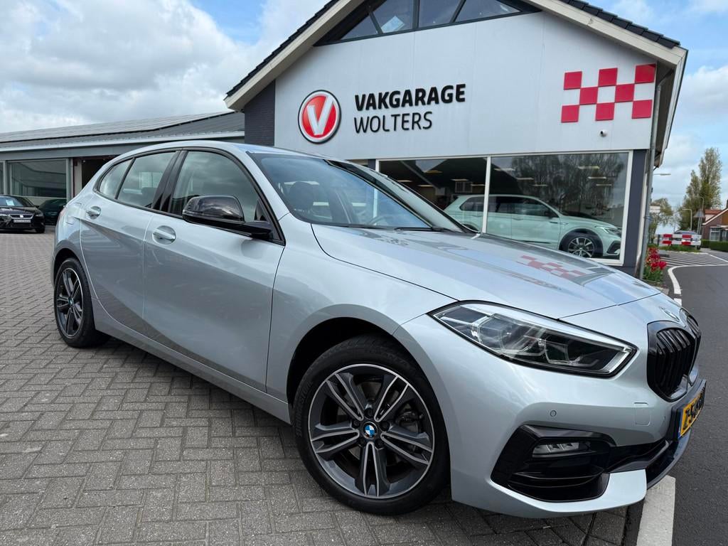 BMW 1-serie 118i High Executive. RIJKLAARPRIJS! TREKHAAK/AUT, 12 maanden, Gebruikt, Leder en Stof, Bedrijf