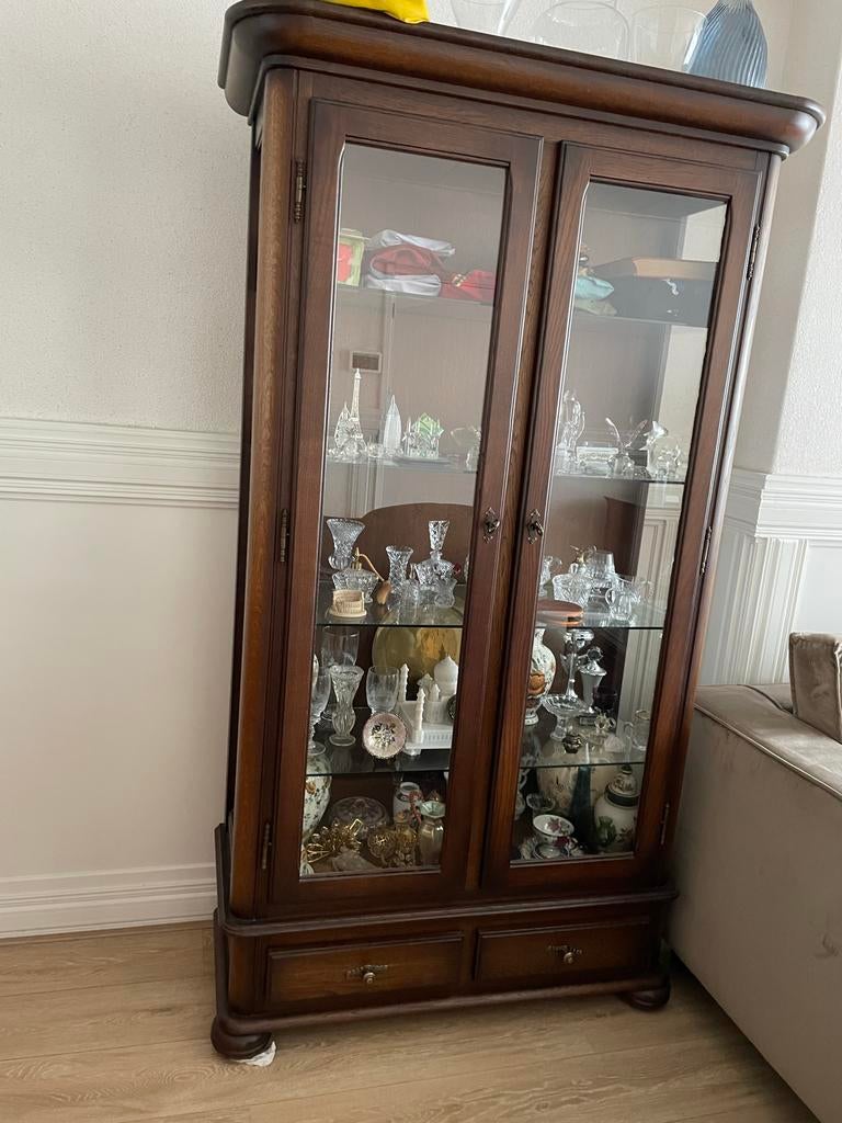 Klassieke houten vitrinekast met glazen deuren en lades, Ophalen, 50 tot 100 cm, Zo goed als nieuw, Met lade(s)