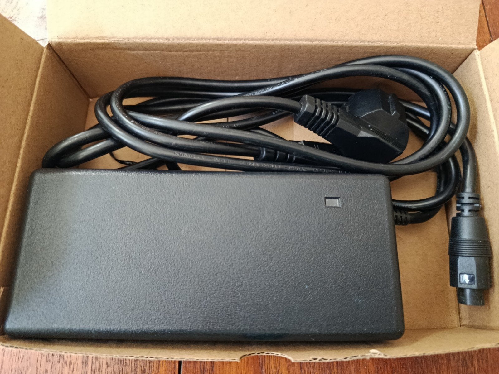 Phylion Li-ion Battery Charger - 5 pens Nieuw !, Ophalen, Nieuw, Overige merken