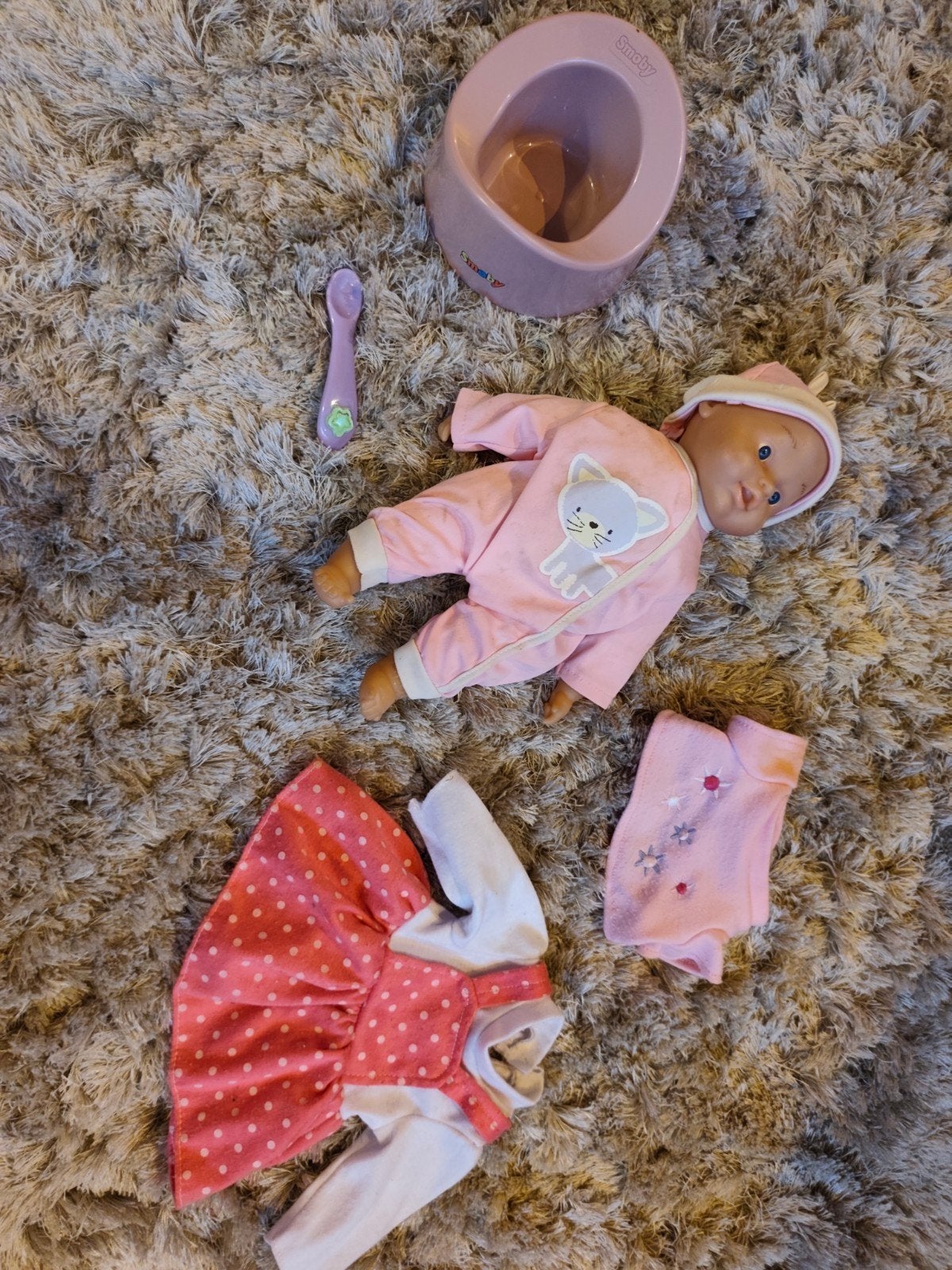 Zachte babypop met accessoires en extra kleertjes, Ophalen of Verzenden, Zo goed als nieuw, Babypop