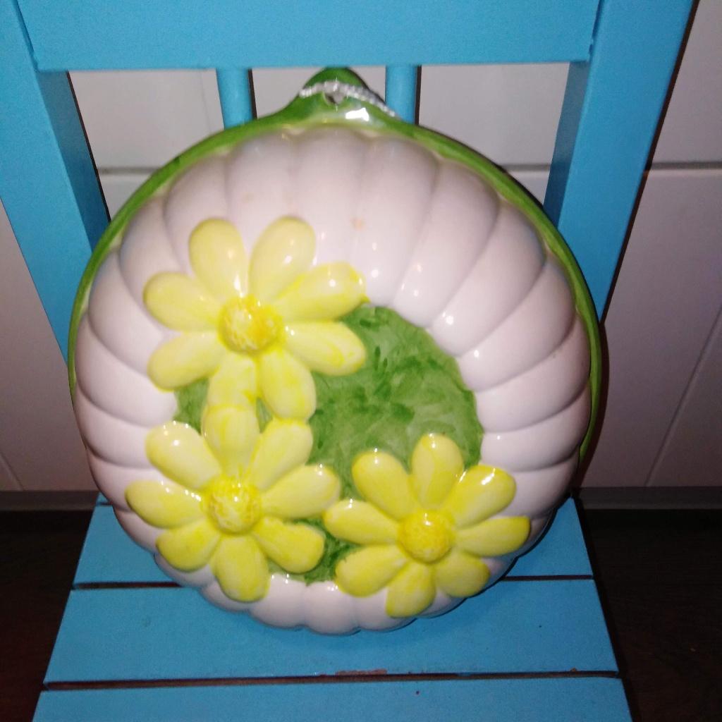 Witte puddingvorm met gele bloemen zie omschrijving, Ophalen, Gebruikt, Decoratieobject, Steen/keramiek
