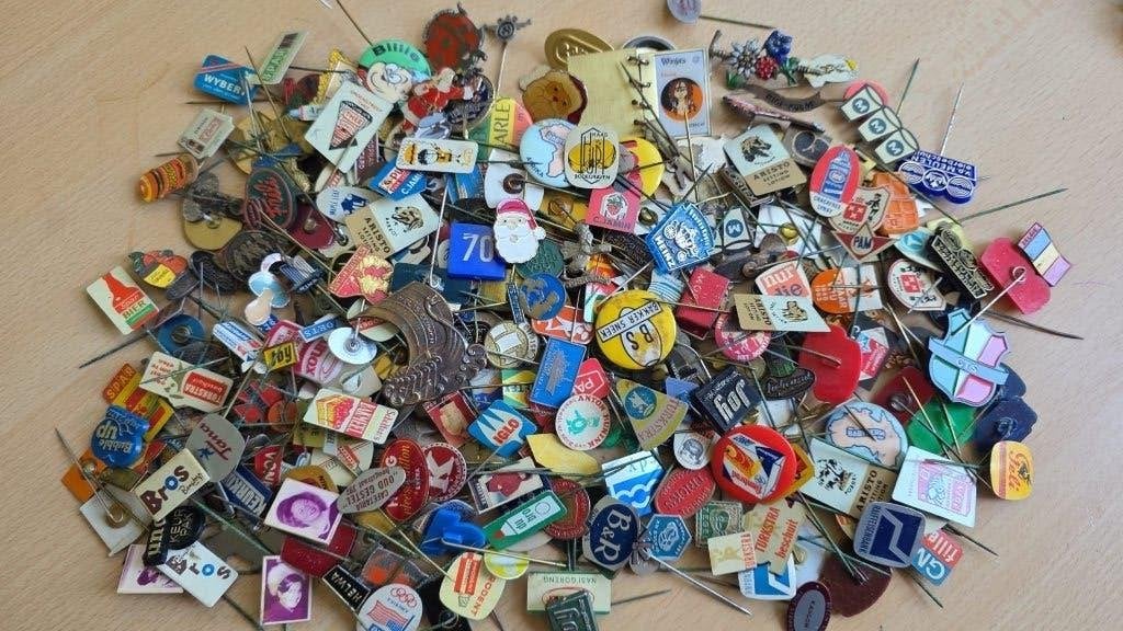 Grote groep 70 jaren Pins, Ophalen of Verzenden, Gebruikt, Overige onderwerpen, Speldje of Pin