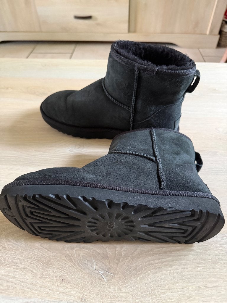 UGG Classic Mini II, Kleding | Dames, Schoenen, UGG, Zwart, Ophalen of Verzenden, Zo goed als nieuw