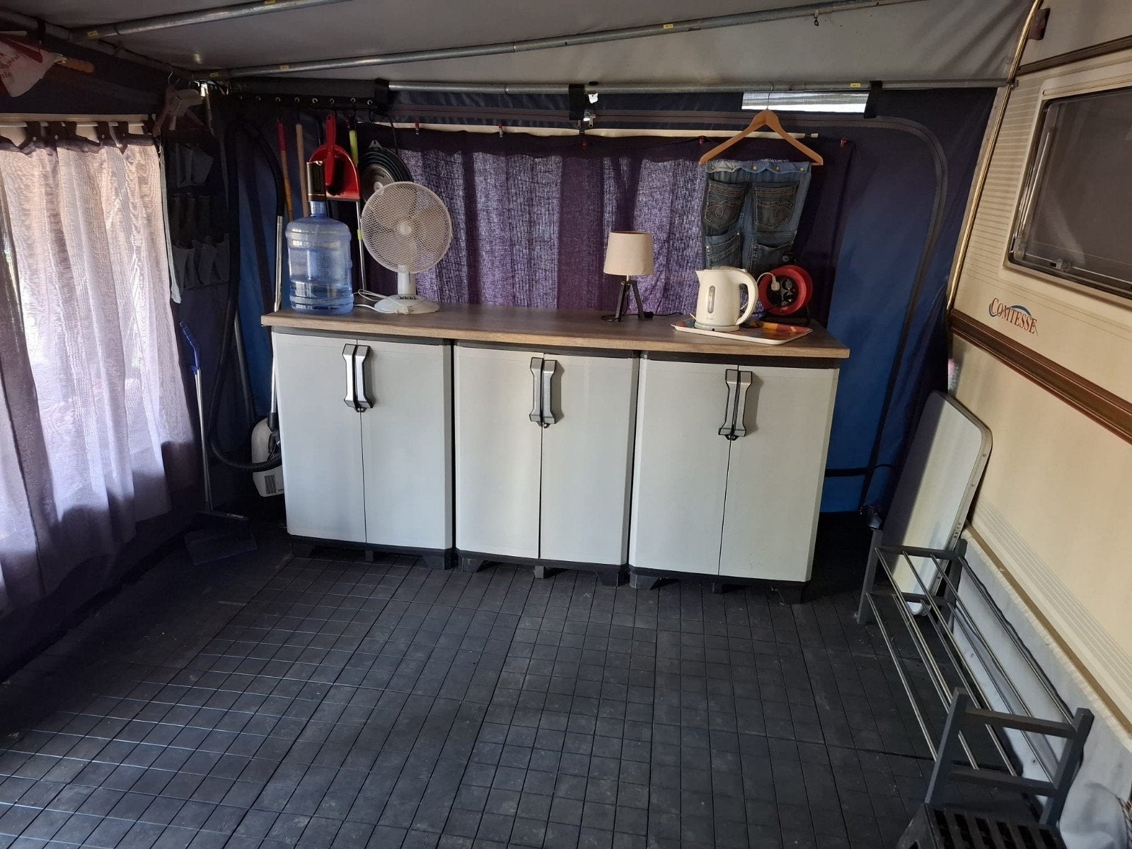 Tabbert Comtesse 2001 met dak airco en seizoensplek, Caravans en Kamperen, Caravans, Rondzit, Tabbert, Frans bed, Bedrijf