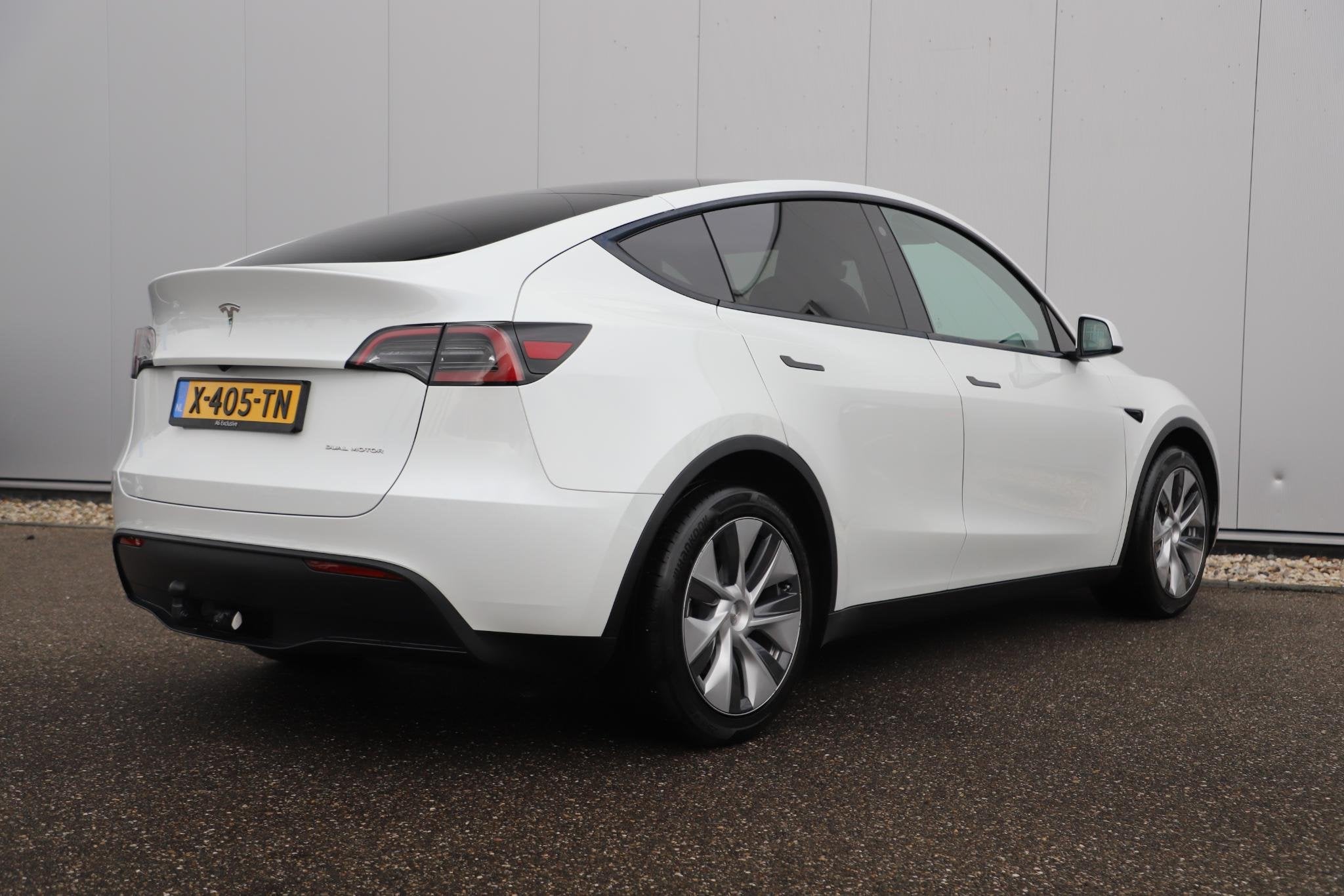 Foto 4 van Tesla Model Y Long Range AWD 75 kWh Afneembare Trekhaak Pano
