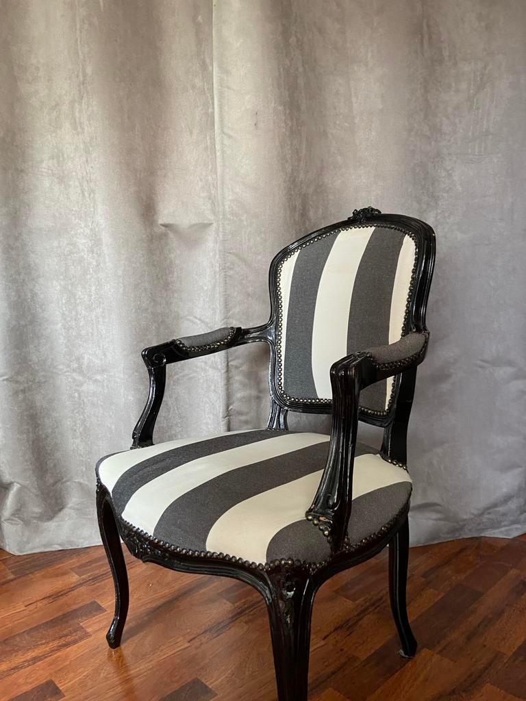 Elegante zwarte fauteuil met grijs-crème gestreept bekleding, Antiek en Kunst, Antiek | Meubels | Stoelen en Banken, Ophalen