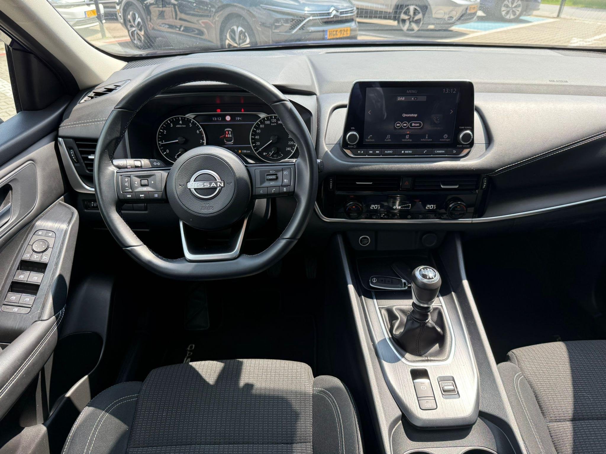 Nissan Qashqai 1.3 MHEV Acenta *Trekhaak & Panoramadak*, Voorwielaandrijving, Stof, Gebruikt, 4 cilinders