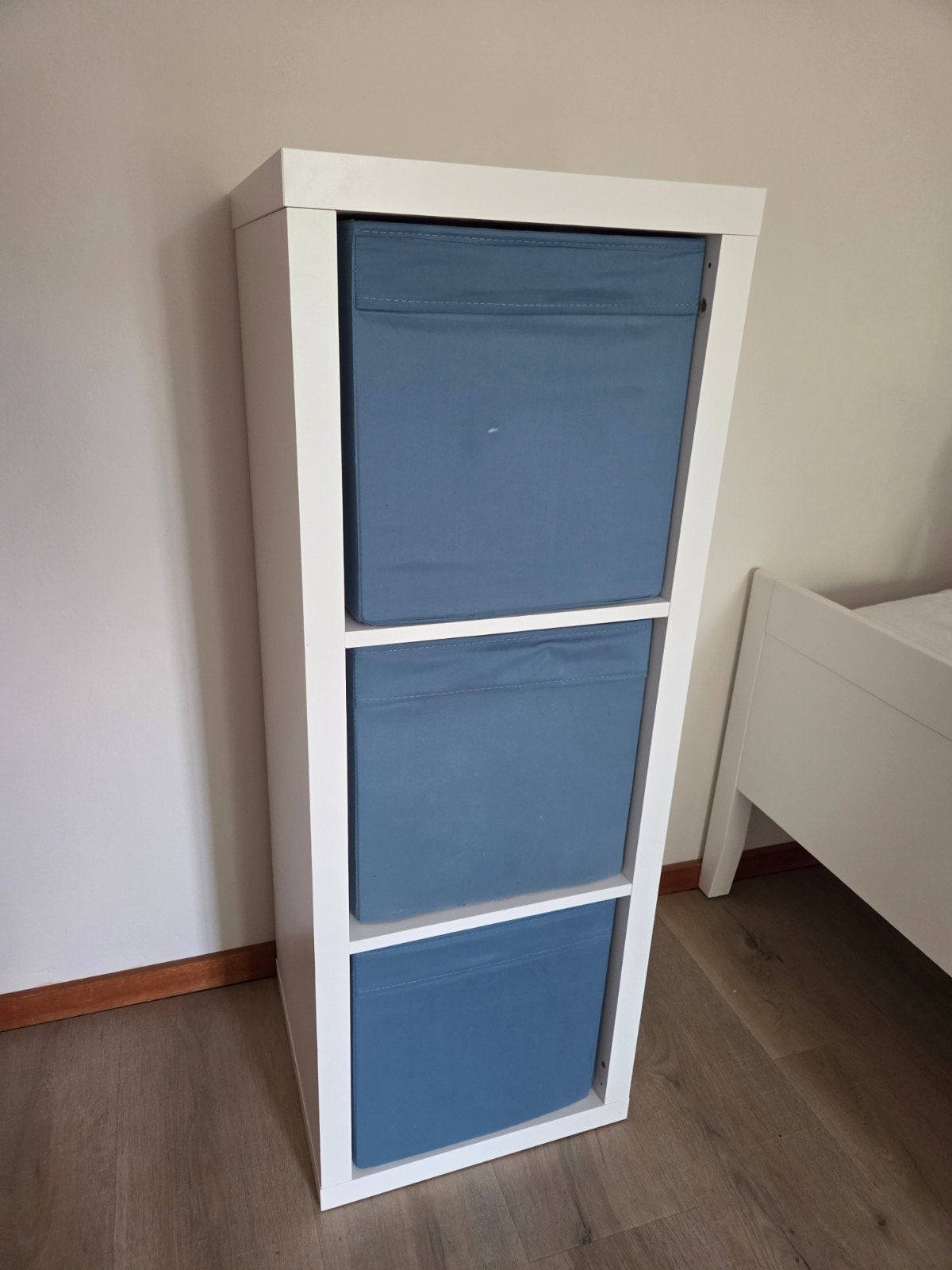 IKEA kallax 3x1 met blaauwe opbergbakken (42x112cm), Ophalen, Zo goed als nieuw, IKEA