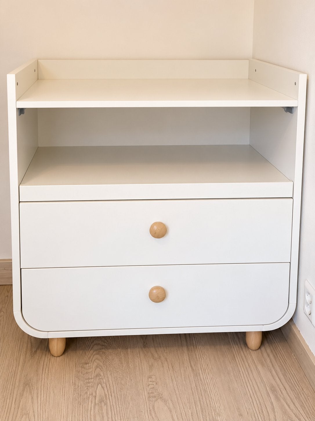 Witte commode met 2 lades en opstaande rand, Ophalen, 50 tot 70 cm, Zo goed als nieuw, 75 tot 100 cm