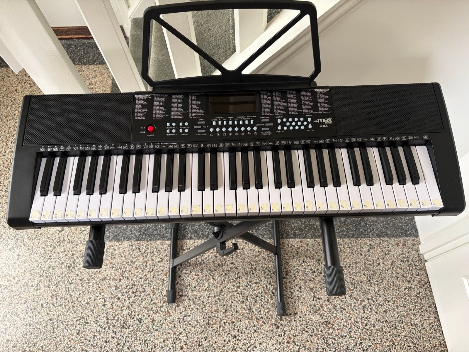 MAX KB4 keyboard met standaard en bladmuziekhouder, 61 toetsen, Zo goed als nieuw, Met standaard, Ophalen