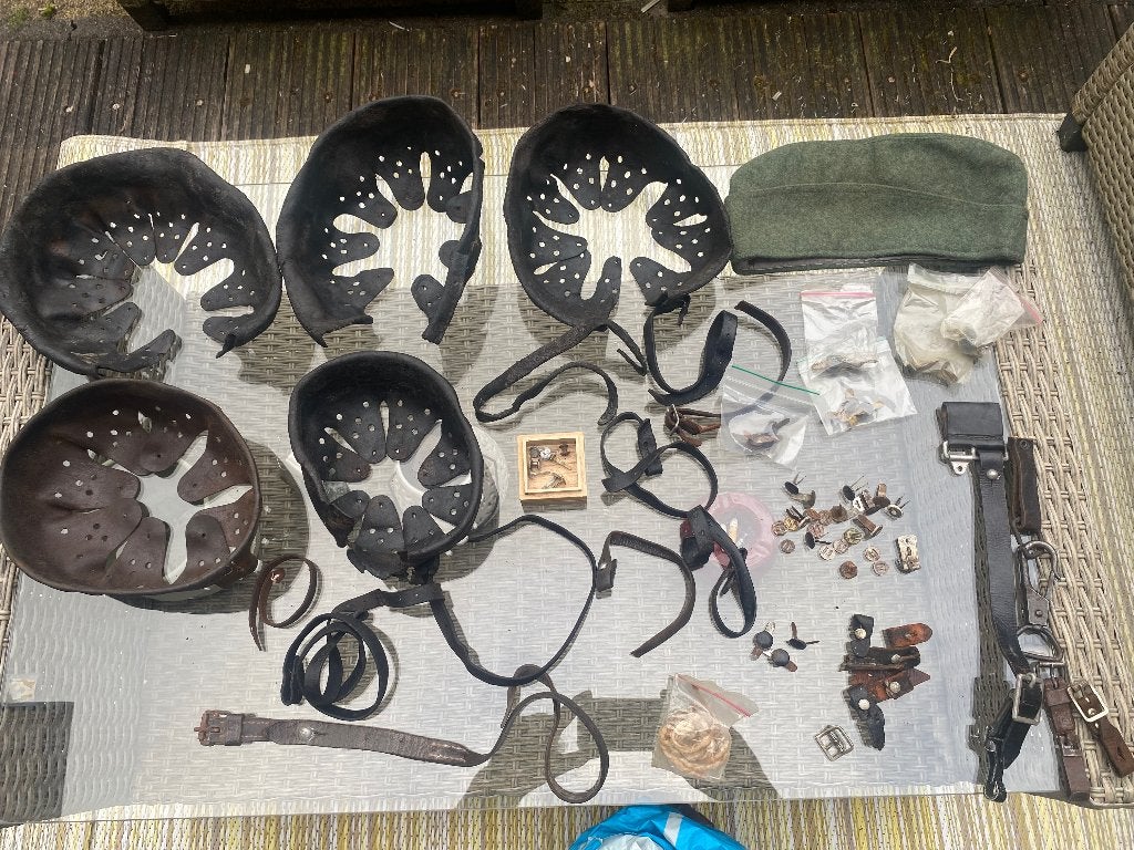 Groot lot Lot WW2 Duitse helm onderdelen en overig spul, Verzenden, Landmacht, Duitsland, Helm of Baret