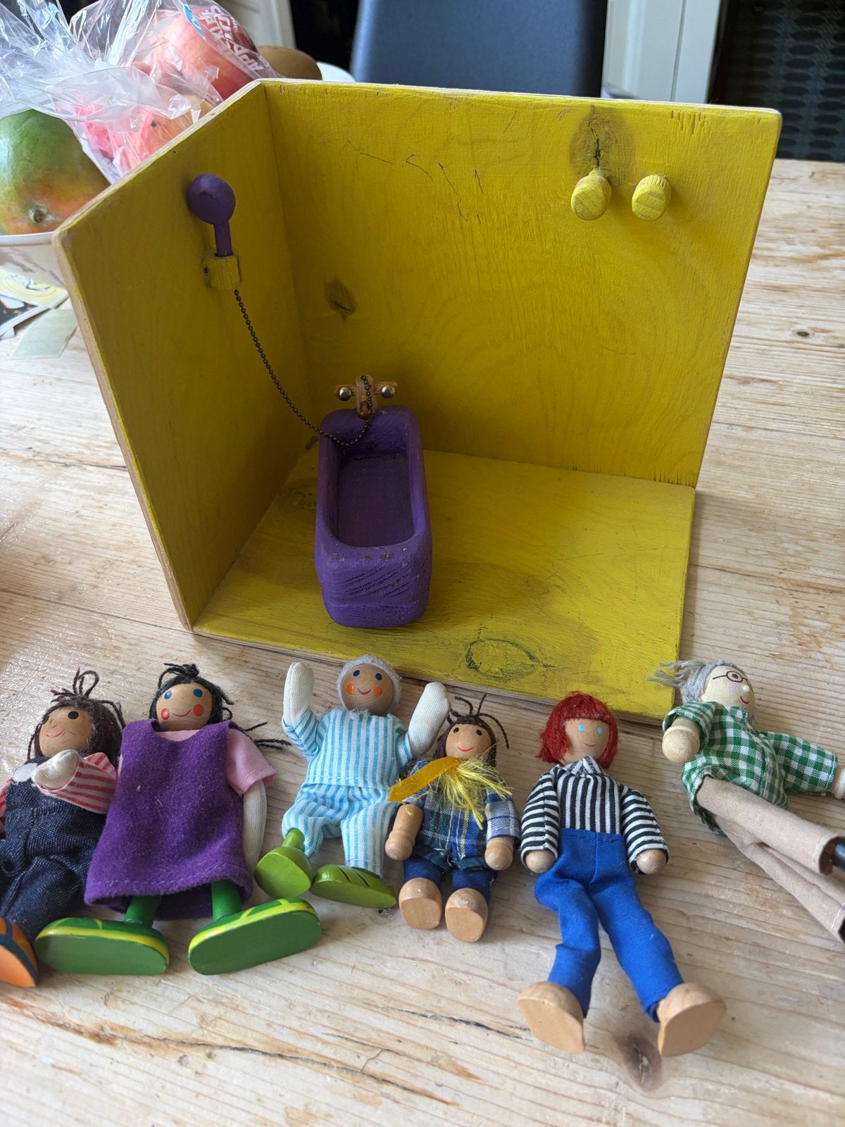 Houten poppenhuis meubels en poppen set, Ophalen, Gebruikt, Toebehoren