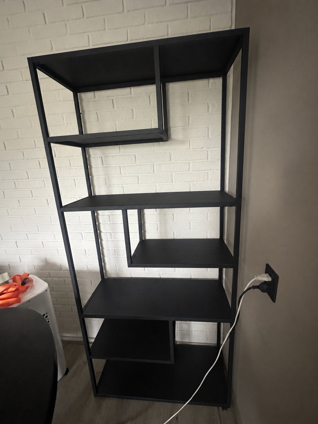 Zwart metalen open kast met asymmetrische planken, Huis en Inrichting, Ophalen, Met plank(en), 50 tot 100 cm, Zo goed als nieuw