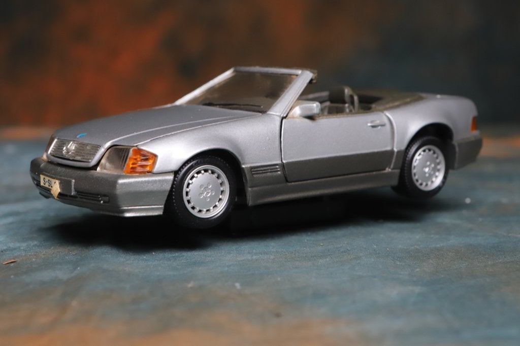 Mercedes Benz 500 SL. model 1:24. Merl Maisto, Ophalen of Verzenden, Zo goed als nieuw, Auto, Maisto