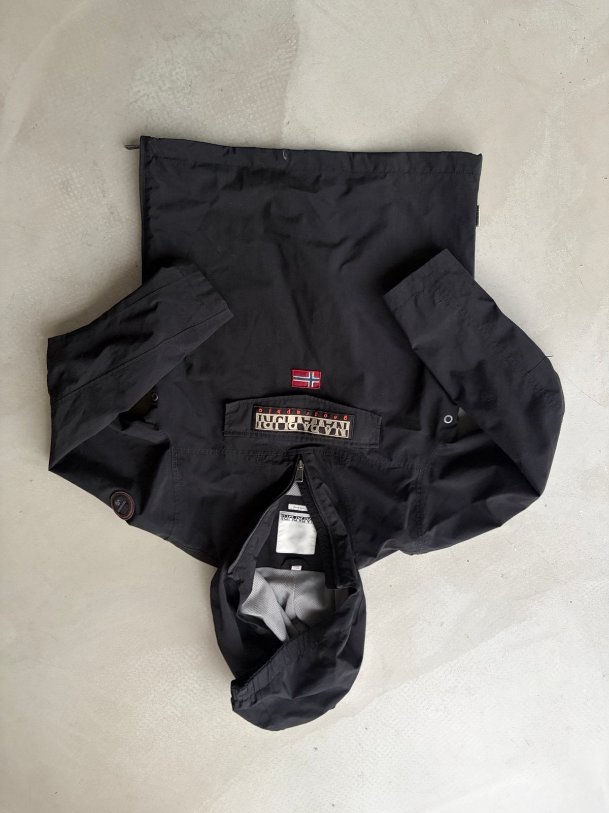 Napapijri Rainforest Summer Anorak – maat 14 (162) – zwart, Ophalen of Verzenden, Zo goed als nieuw, Jongen of Meisje, Jas
