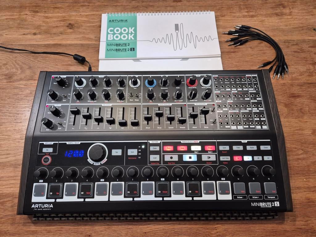 Arturia MiniBrute 2S Noir - Analoge Synthesizer & Sequencer, Muziek en Instrumenten, Synthesizers, Overige aantallen, Zo goed als nieuw