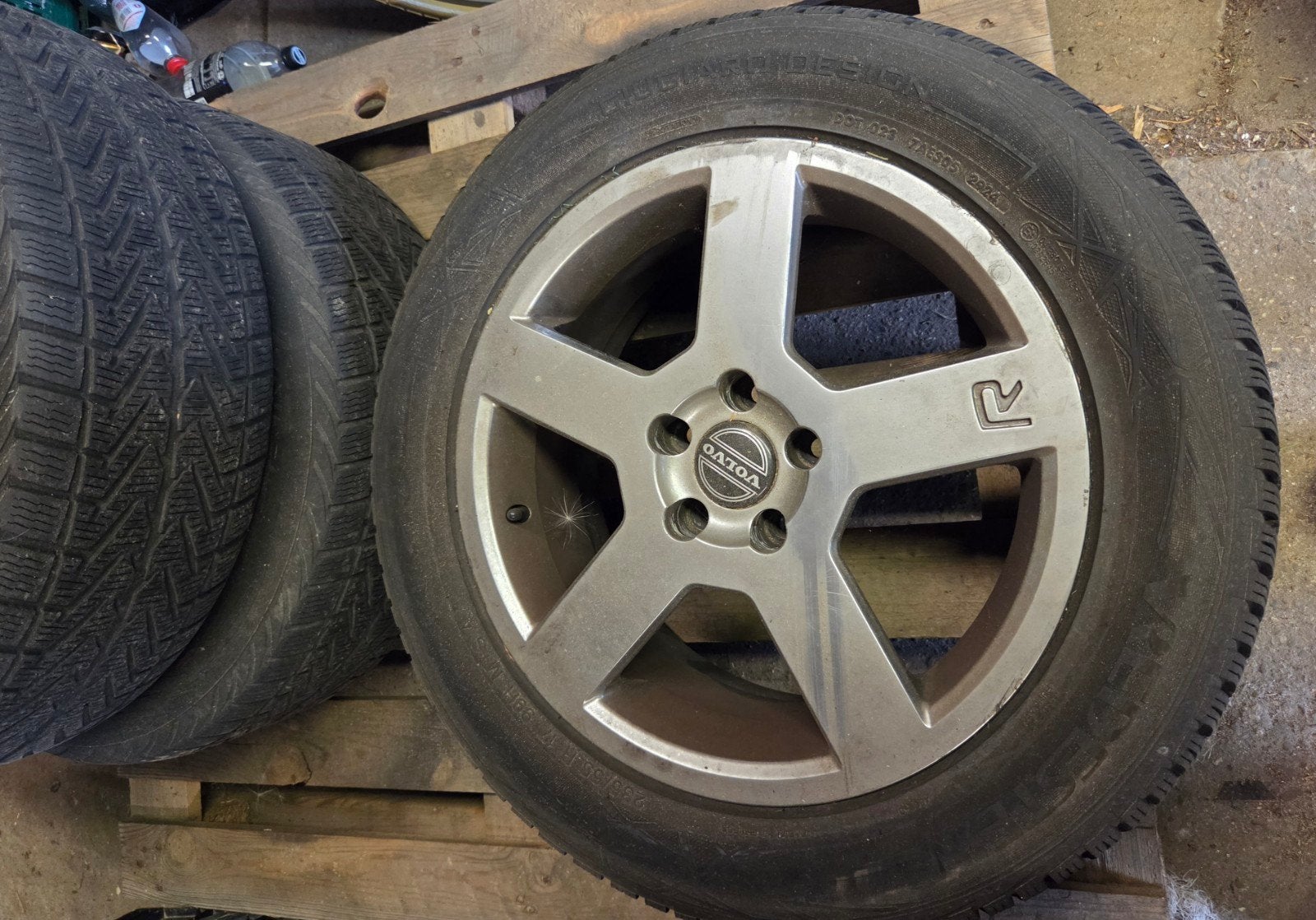 Volvo Velgen met Winterbanden - 17 inch, Ophalen, Gebruikt, Banden en Velgen, 17 inch