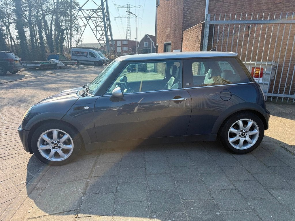 Mini Mini 1.6 Cooper MET NIEUW APK, Voorwielaandrijving, Gebruikt, Zwart, 4 cilinders