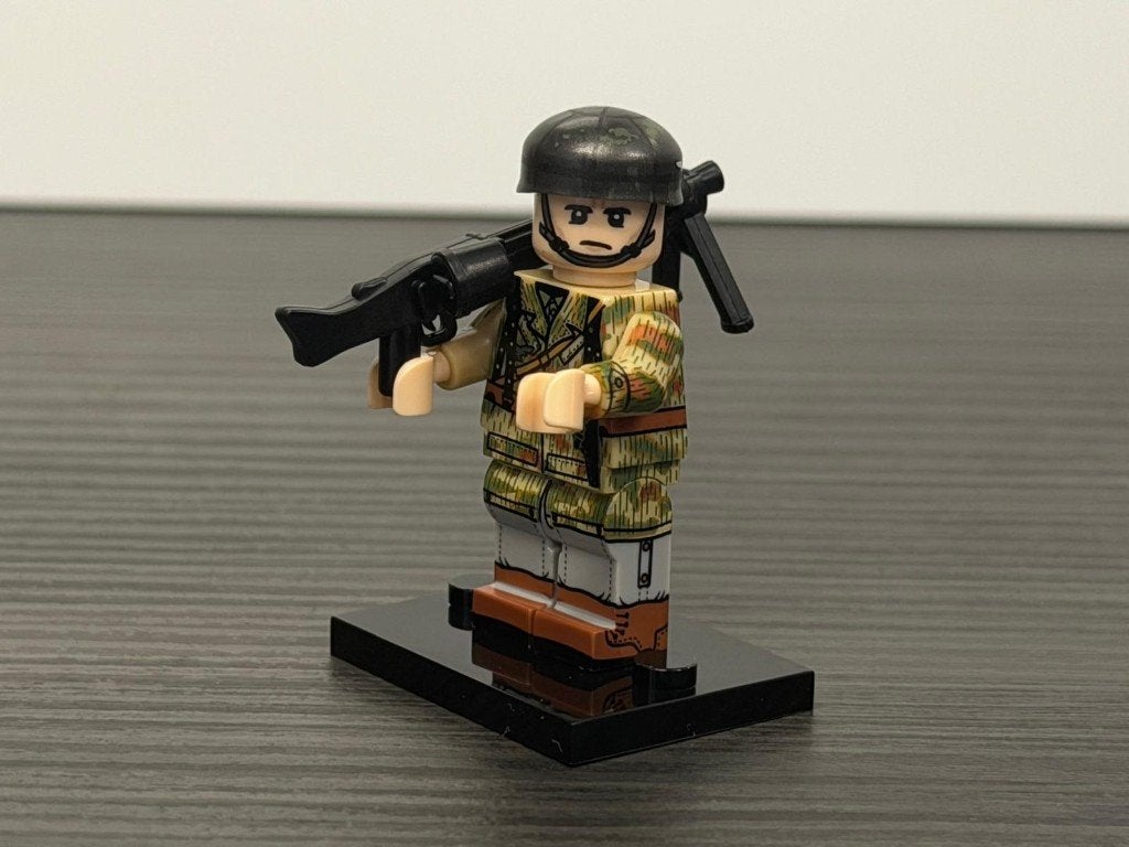 WW2 German Fallschirmjäger Minifig met MG42., Verzenden, Luchtmacht, Duitsland, Miniatuur of Beeldje