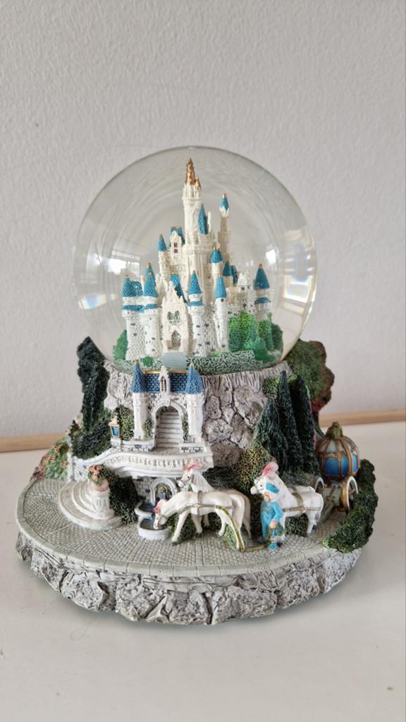 Disney Assepoester kasteel/koets sneeuwbol muziekdoos, Ophalen of Verzenden, Assepoester of Belle, Zo goed als nieuw, Beeldje of Figuurtje