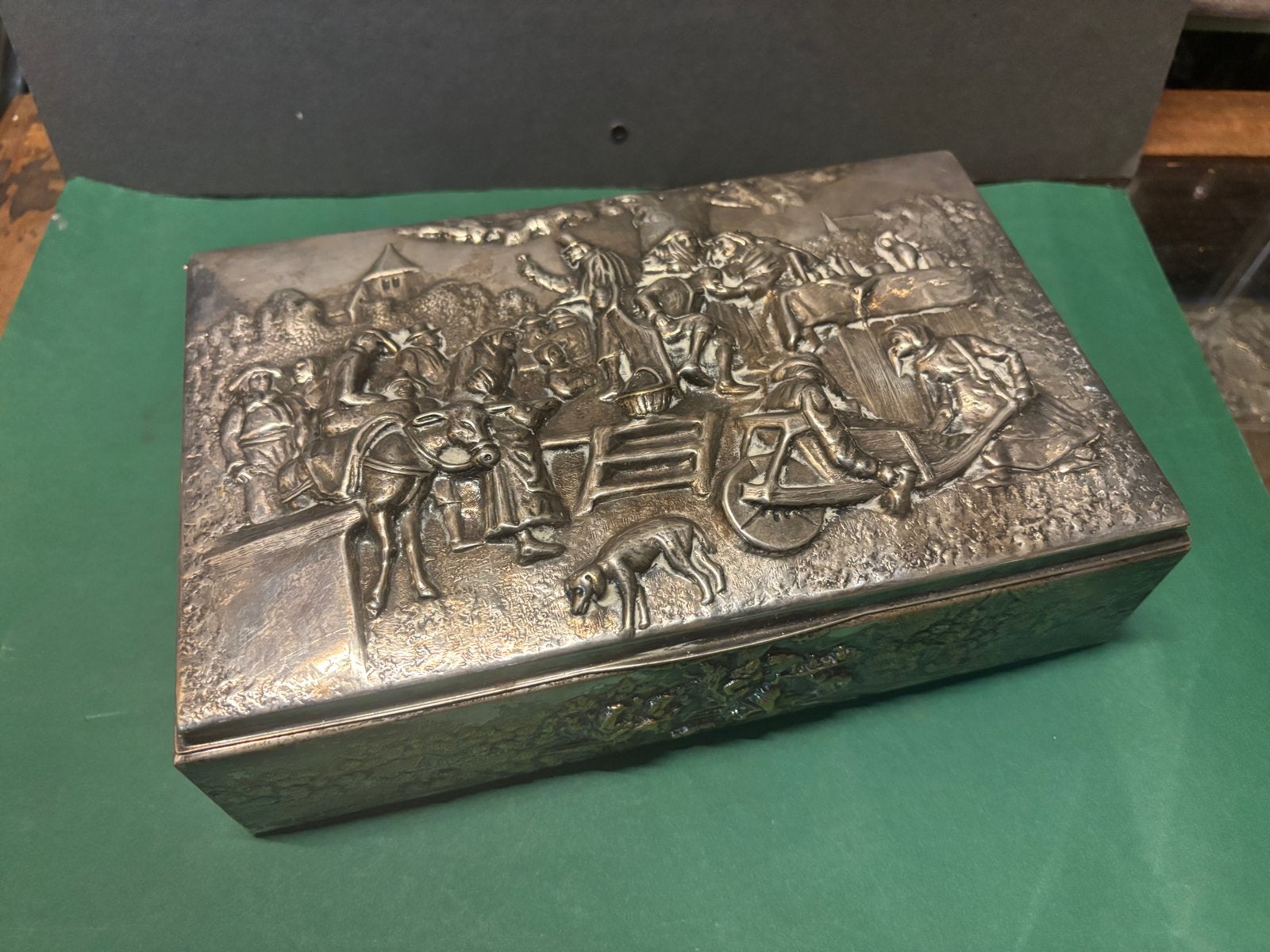 Grote verzilverde Plate sigarenkist doos met reliëf, Ophalen of Verzenden