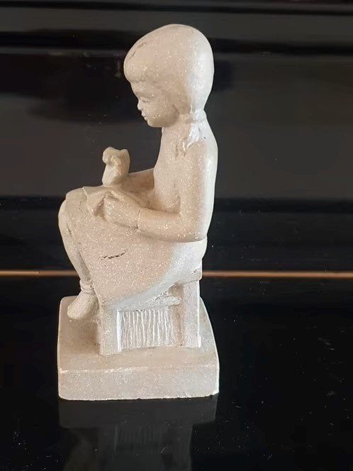 Keramiek beeldje van Lammechien, krukje zit te borduren., Ophalen