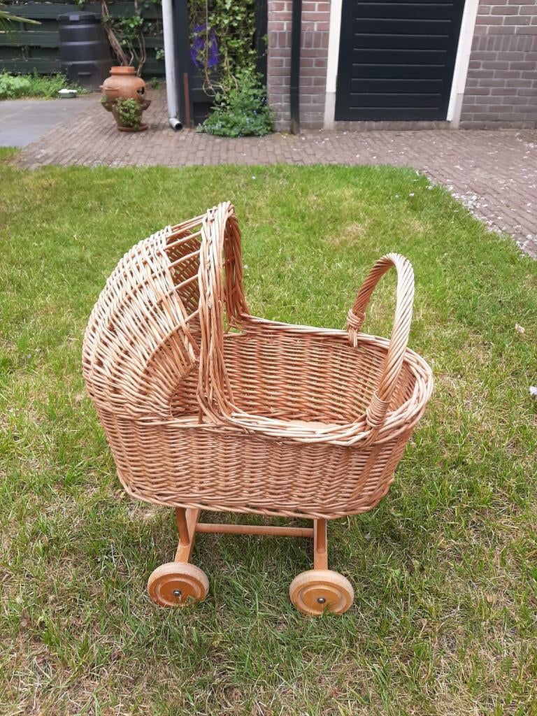 Rieten poppenwagen, Kinderen en Baby's, Speelgoed | Poppen, Ophalen of Verzenden, Gebruikt, Babypop